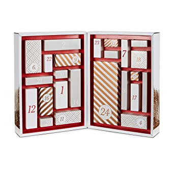 Der Amazon Adventskalender wird aufgeklappt, die 24 Türchen sind auf zwei Innenseiten verteilt. Die Farben sind weiß, rot und gold.