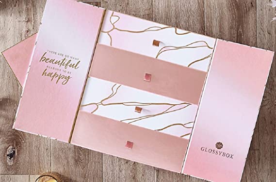 Der Glossybox Adventskalender in weiß, rosa und Gold mit vier Schubladen zum heraus ziehen.