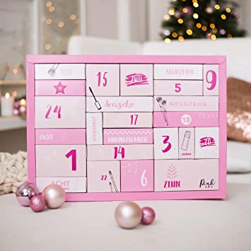 Der Adventskalender der Pink Box ist entsprechend in pink und weiß gehalten. Es sind 24 Türchen zu sehen, die nach und nach gefunden und geöffnet werden sollen.